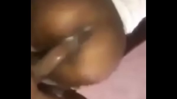 Nigerianos se coçando no xixi